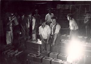 18425 Rocno ulivanje v livarni  zelezarne Ravne 1951